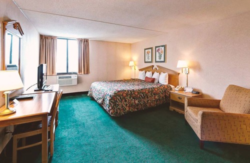 Roseville House | Key Inn Roseville - 1 King Bed Non-Smoking