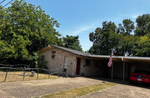 Westgate Villa | Key to Austin Rock Lounge