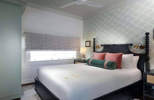 Uptown - Upper Duval Hotel | Key West Beach Stay + Free Breakfast, Pool & Bar