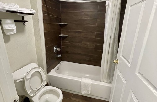 Roanoke Hotel | Key West Inn - Roanoke