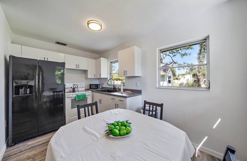 Laurel House | KeyLime Cottage - Beachy Getaway 3 Min. From Beach