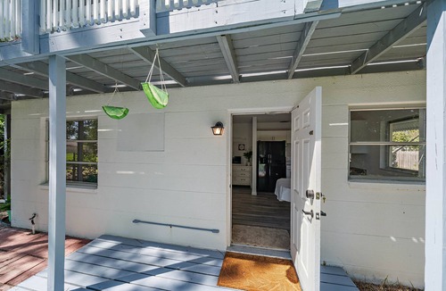 Laurel House | KeyLime Cottage - Beachy Getaway 3 Min. From Beach