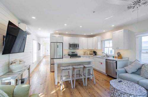 Uptown - Upper Duval House | Keys Breeze - Walk to Duval, Private Pool