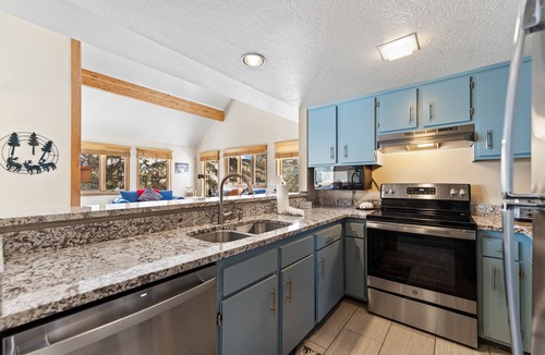 Keystone Condo | Keystone Condo Near Shuttle & Short Walk to Village, Private Deck w/Views!