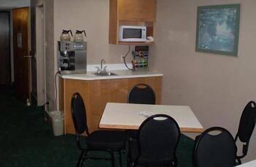 Brandon Hotel | Keystone Motor Inn, a Travelodge by Wyndham