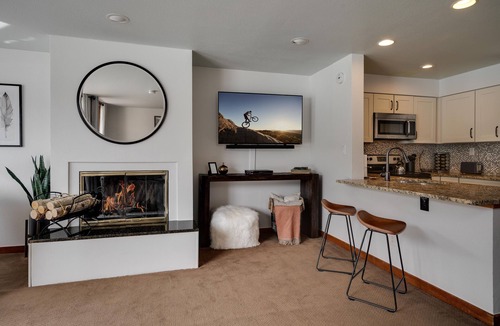 Lakeside Village Condo | Keystone Studio | Lake Views + Balcony + Pool