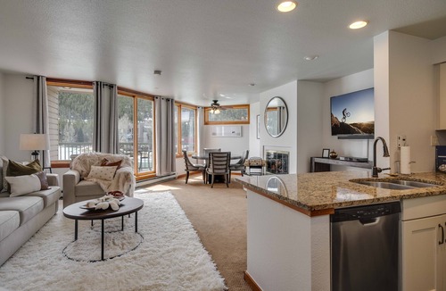 Lakeside Village Condo | Keystone Studio | Lake Views + Balcony + Pool