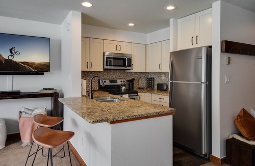 Lakeside Village Condo | Keystone Studio | Lake Views + Balcony + Pool