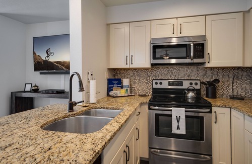 Lakeside Village Condo | Keystone Studio | Lake Views + Balcony + Pool