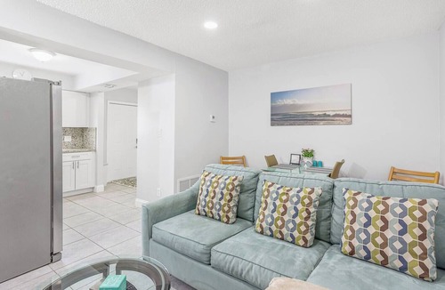 Hollywood Apartment | Kick back and relax in this calm, stylish space