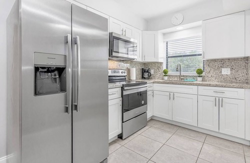 Hollywood Apartment | Kick back and relax in this calm, stylish space
