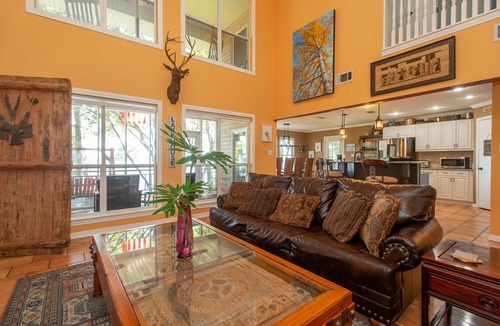 Enchanted Oaks House | Kick back and relax at this cozy lake front retreat!