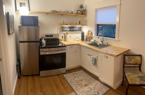Austin Cottage | Kick back and relax in this calm, stylish place located in a quiet rural area
