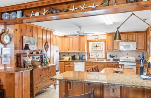 Caswell Beach House | Kickback Cottage~ Private Beach Access, Pool Table, Sunrises on the Porch!