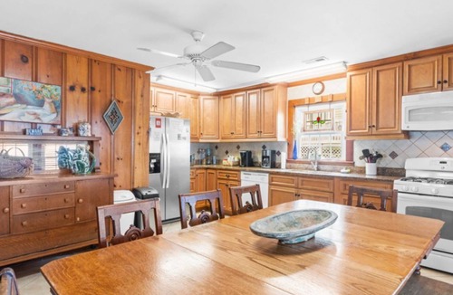 Caswell Beach House | Kickback Cottage~ Private Beach Access, Pool Table, Sunrises on the Porch!