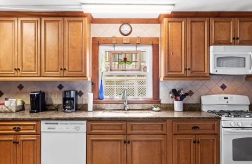 Caswell Beach House | Kickback Cottage~ Private Beach Access, Pool Table, Sunrises on the Porch!
