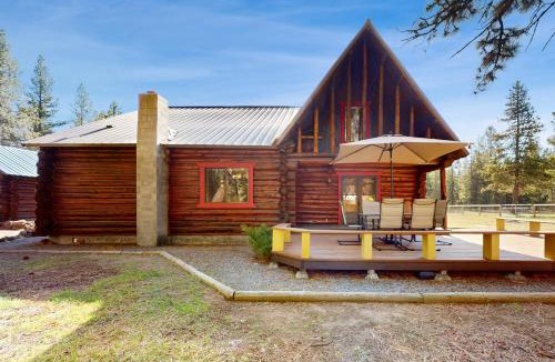 La Pine House | Kicking it Real Log Cabin