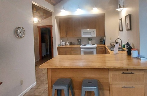 Grayland House | Kid & Dog Friendly - Large Deck w/BBQ & Hammock - Firepit - Open Floor Plan