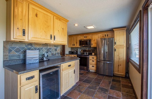 Lampe House | Kid-Friendly Lakefront Home Resort | Dock, Pools, Mini Golf, Pickleball & More!