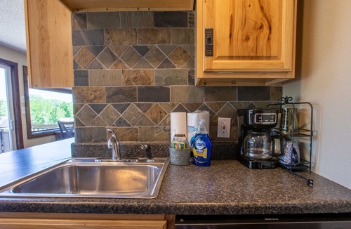 Lampe House | Kid-Friendly Lakefront Home Resort | Dock, Pools, Mini Golf, Pickleball & More!