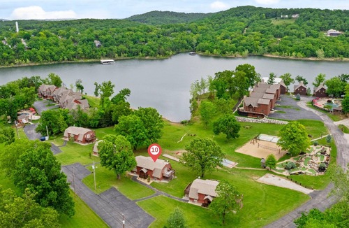 Lampe House | Kid-Friendly Lakefront Home Resort | Dock, Pools, Mini Golf, Pickleball & More!