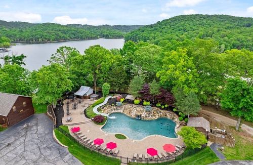 Lampe House | Kid-Friendly Lakefront Home Resort | Dock, Pools, Mini Golf, Pickleball & More!