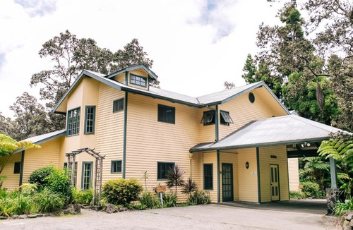 Volcano Hotel | Kilauea Lodge and Restaurant