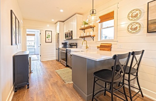 West Dundee Apartment | Kildahl House - Boutique Farmhouse Suite #2