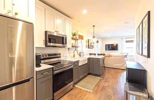 West Dundee Apartment | Kildahl House - Boutique Farmhouse Suite #2