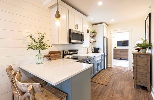 West Dundee Apartment | Kildahl House - Boutique Farmhouse Suite #4