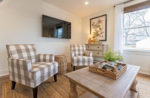 West Dundee Apartment | Kildahl House - Boutique Farmhouse Suite #4