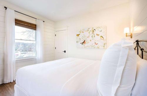 West Dundee Apartment | Kildahl House - Boutique Farmhouse Suite #4