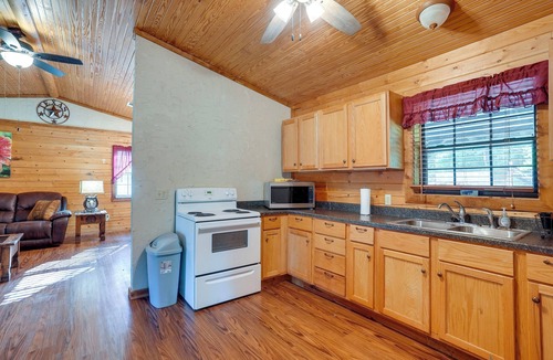 Kilgore Cabin | Kilgore Gem: Pet-Friendly Cabin w/Duck Pond!