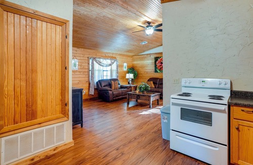 Kilgore Cabin | Kilgore Gem: Pet-Friendly Cabin w/Duck Pond!