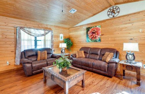 Kilgore House | Kilgore Gem: Pet-Friendly Cabin w/Duck Pond!