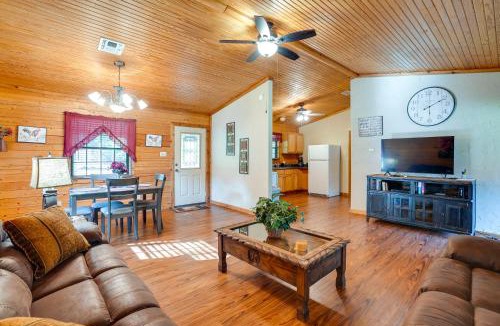 Kilgore House | Kilgore Gem: Pet-Friendly Cabin w/Duck Pond!