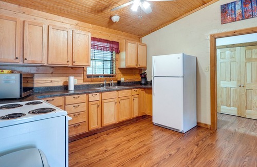 Kilgore Cottage | Kilgore Gem: Pet-friendly Cabin w/Duck Pond!