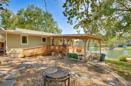 Kilgore House | Kilgore Lakefront Home w/Private Dock & Pier!