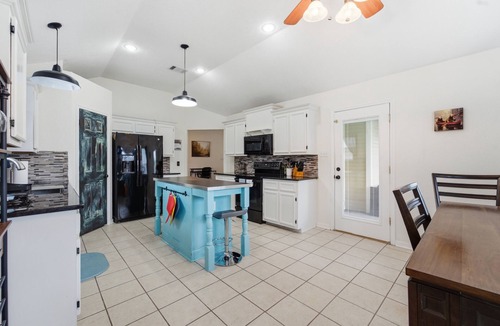 Killeen House | Killeen Retreat House w/Pool Patio, Sleeps 12, BBQ Grill