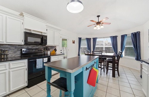 Killeen House | Killeen Retreat House w/Pool Patio, Sleeps 12, BBQ Grill