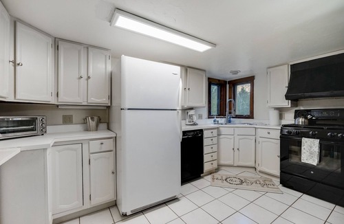 Killington Cabin | Killington Mountain Home! HotTub & 5 min to Skiing! 3 Bedroom Home by RedAwning