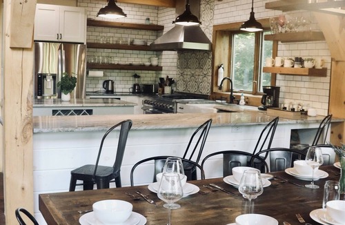 Killington House | Killington Timber Frame House - Hot Tub - 5 min to mountain!