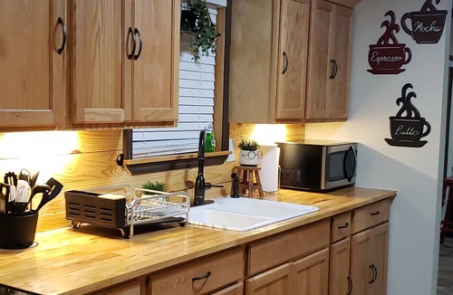 Caddo Heights-South Highlands House | Kim's Golden Getaway/Pet Friendly