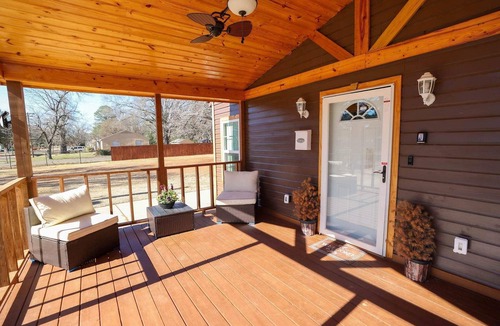 Caddo Heights-South Highlands House | Kim's Golden Getaway/Pet Friendly