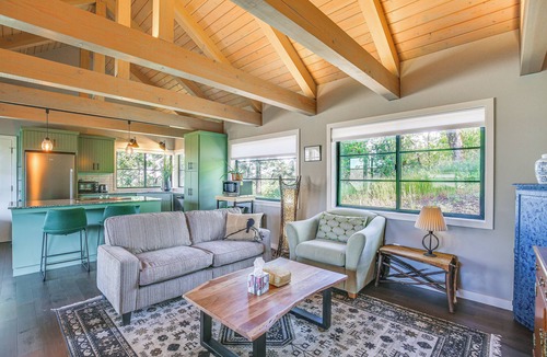Thurston Cottage | 'Kimiko' Getaway w/Fire Pit – 15 Mi to Eugene