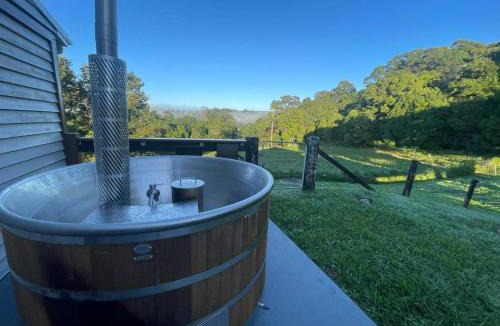 Kin Kin House | Kin Kin Farm House - Pets Allowed