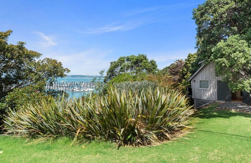 Surfdale House | Kina Cottage - Waiheke Island Holiday Home
