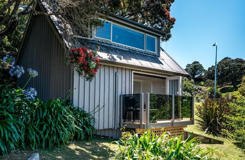 Surfdale House | Kina Cottage - Waiheke Island Holiday Home