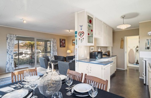 Acacia Bay House | Kinder Cottage