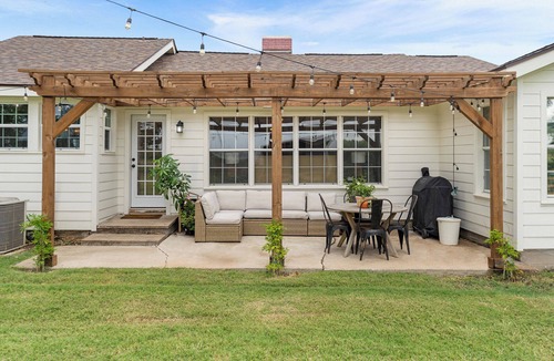 China Spring House | Kindred Cottage - Charming 3 bedroom house 20min from downtown